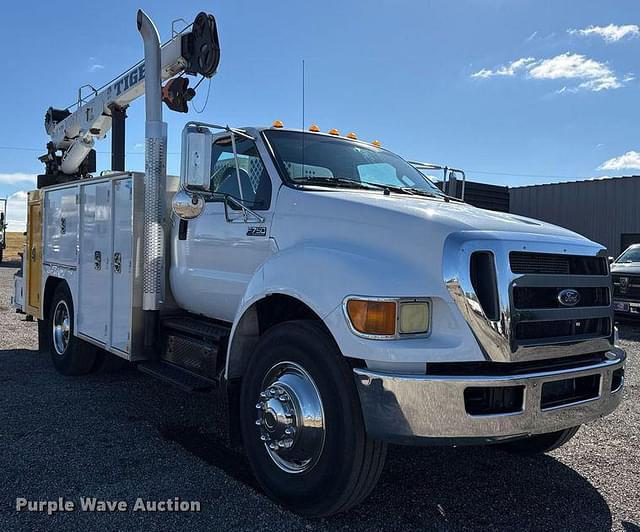 Image of Ford F-750 equipment image 2