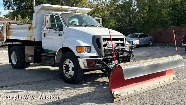 Image of Ford F-750 equipment image 2