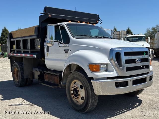 Image of Ford F-750 equipment image 2