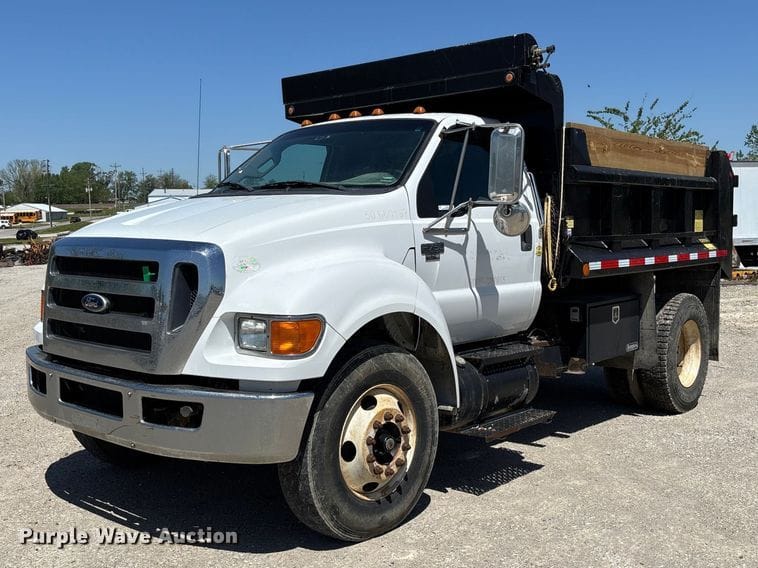 2011 Ford F-750 Equipment Image0