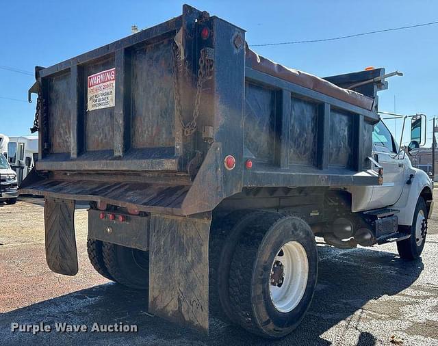 Image of Ford F-750 equipment image 4