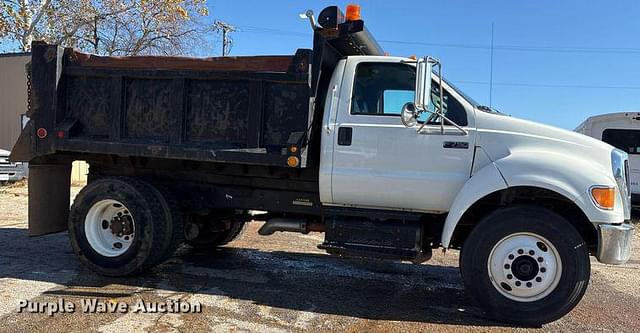 Image of Ford F-750 equipment image 3