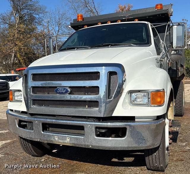 Image of Ford F-750 equipment image 1