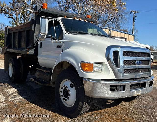 Image of Ford F-750 equipment image 2