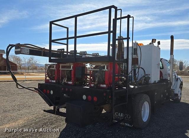 Image of Ford F-750 equipment image 4