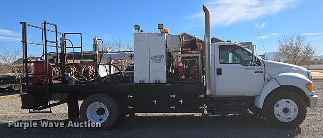 Image of Ford F-750 equipment image 3