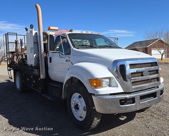 Image of Ford F-750 equipment image 2