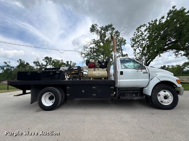 Image of Ford F-750 equipment image 3