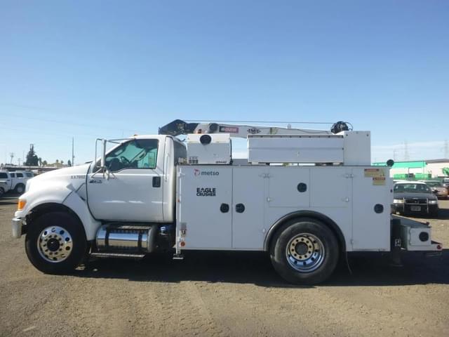 Image of Ford F-750 equipment image 4