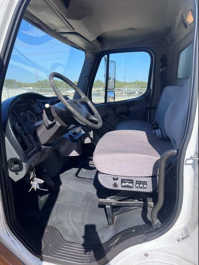 Image of Freightliner Business Class M2 106 equipment image 4