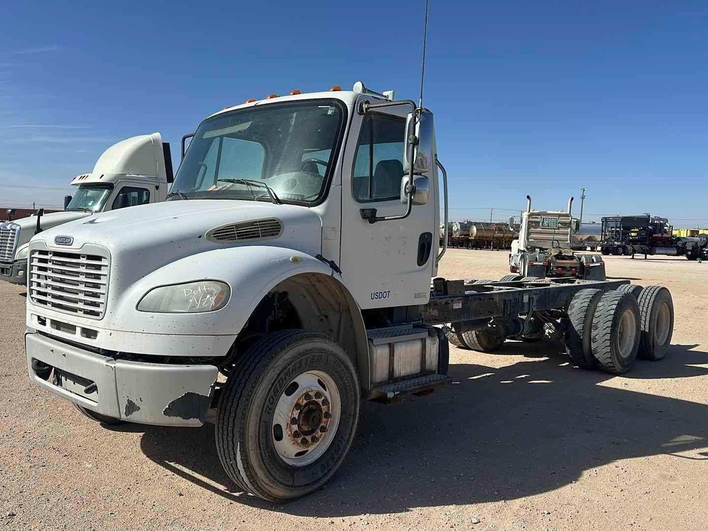 2011 Freightliner Business Class M2 106 Equipment Image0
