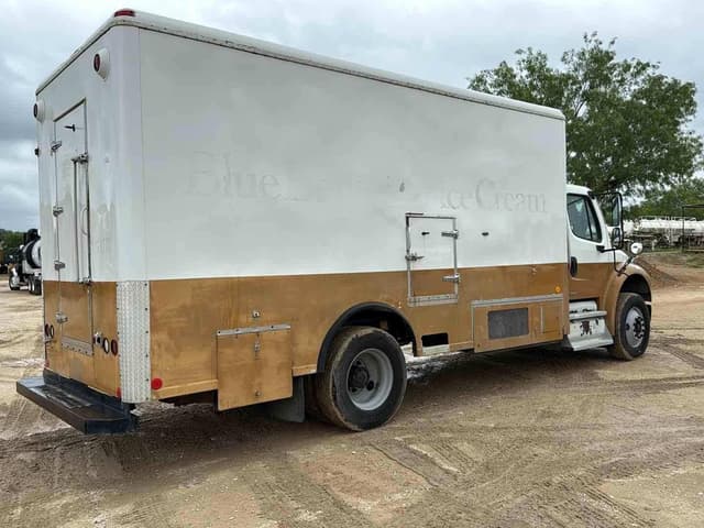 Image of Freightliner Business Class M2 106 equipment image 3