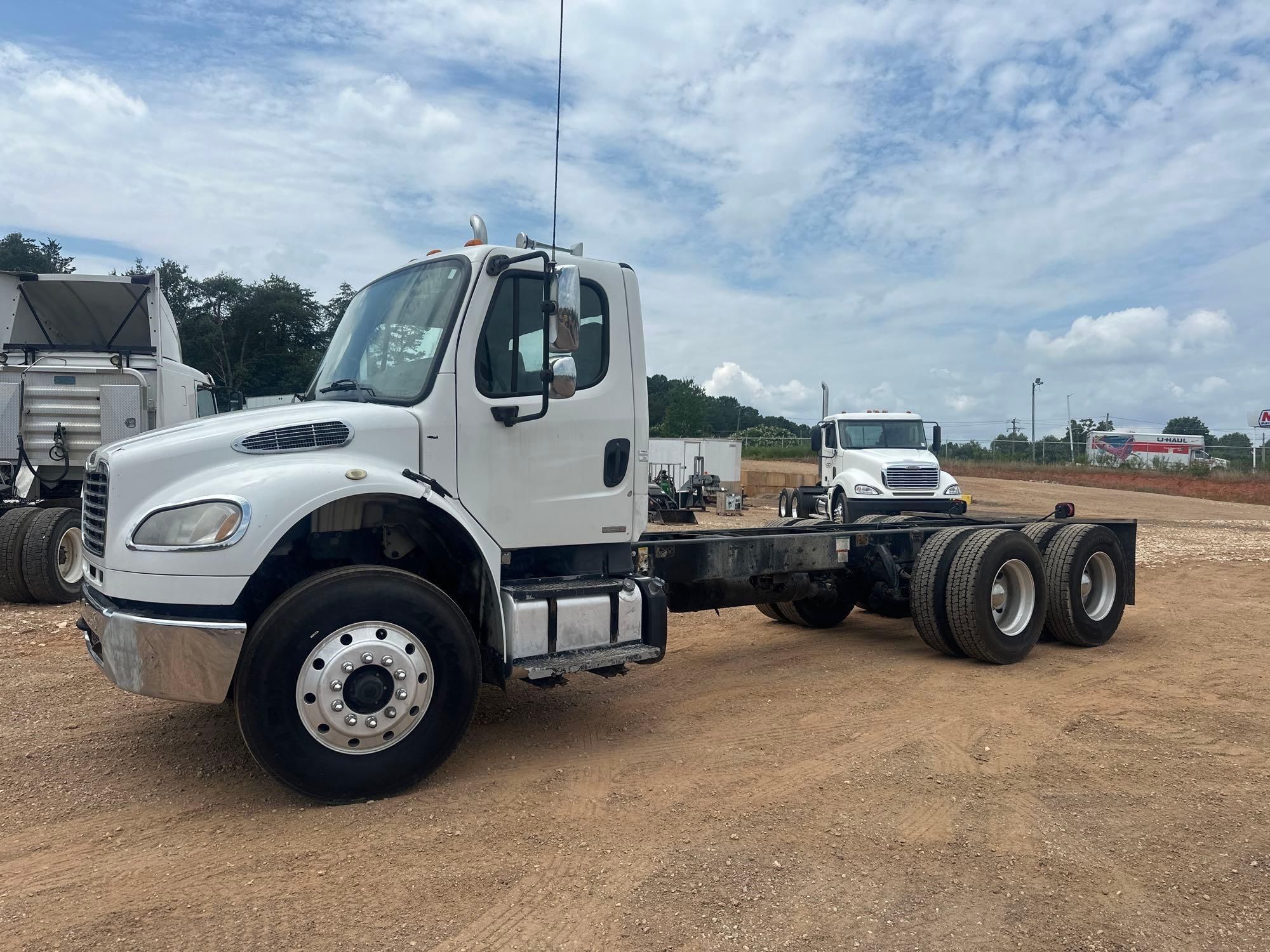 2011 Freightliner Business Class M2 106 Equipment Image0