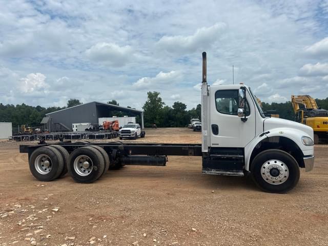 Image of Freightliner Business Class M2 106 equipment image 2