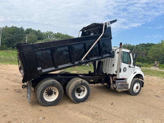Image of Freightliner Business Class M2 106 equipment image 4