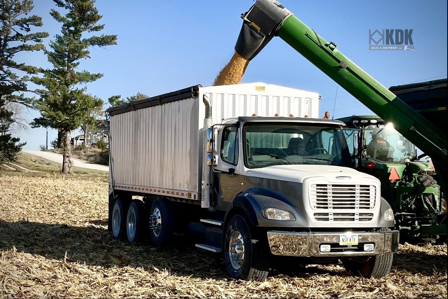 2011 Freightliner Business Class M2 112 Equipment Image0