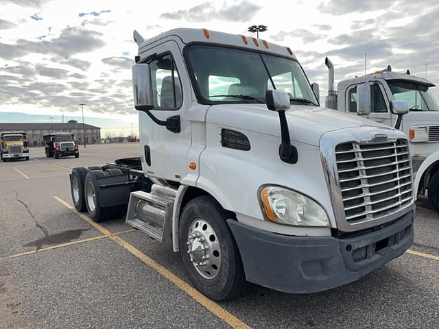 Image of Freightliner Cascadia 113 equipment image 2