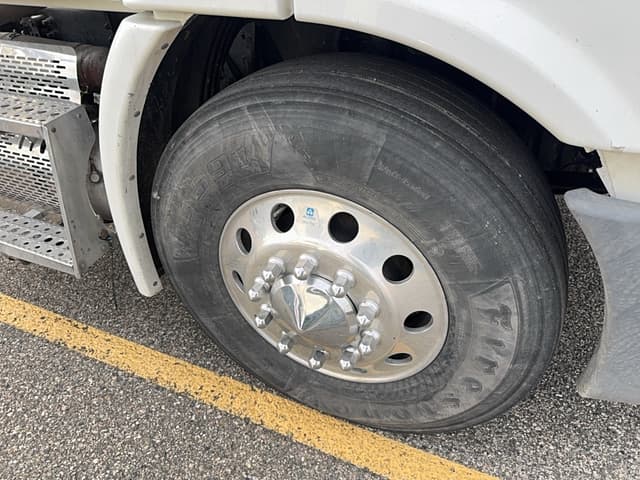 Image of Freightliner Cascadia 113 equipment image 3