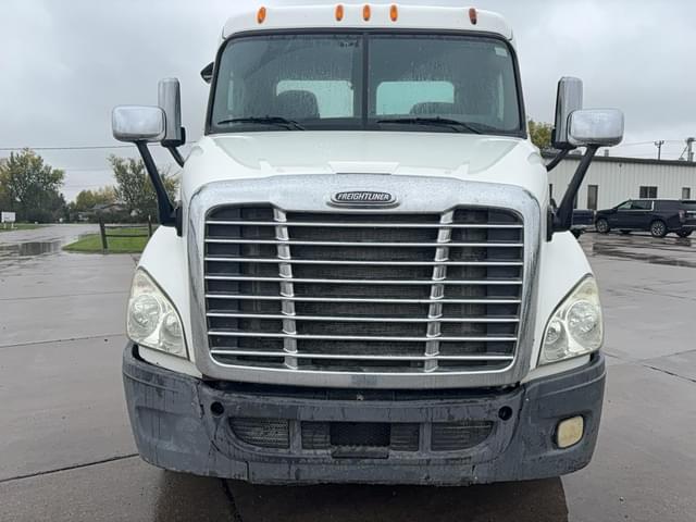 Image of Freightliner Cascadia 113 equipment image 3