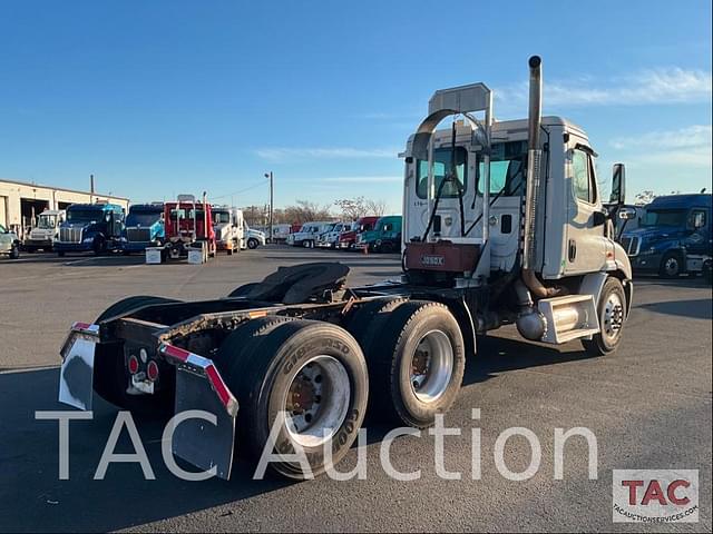 Image of Freightliner Cascadia 113 equipment image 4