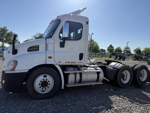 Image of Freightliner Cascadia 125 equipment image 2