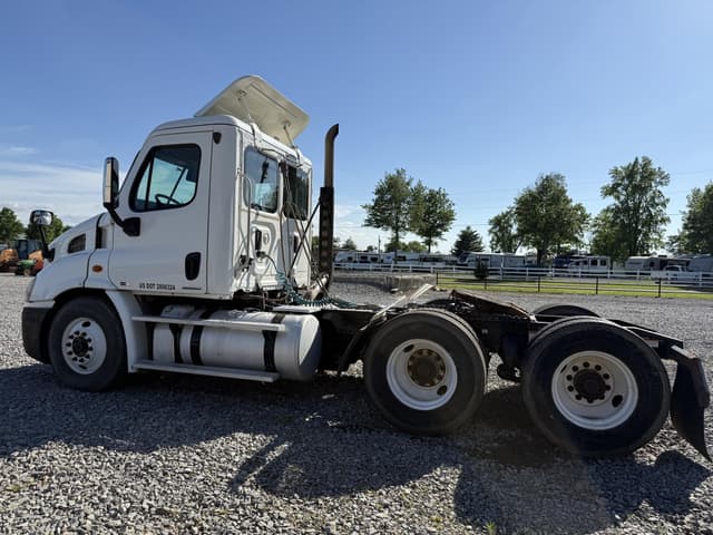 Image of Freightliner Cascadia 125 equipment image 3
