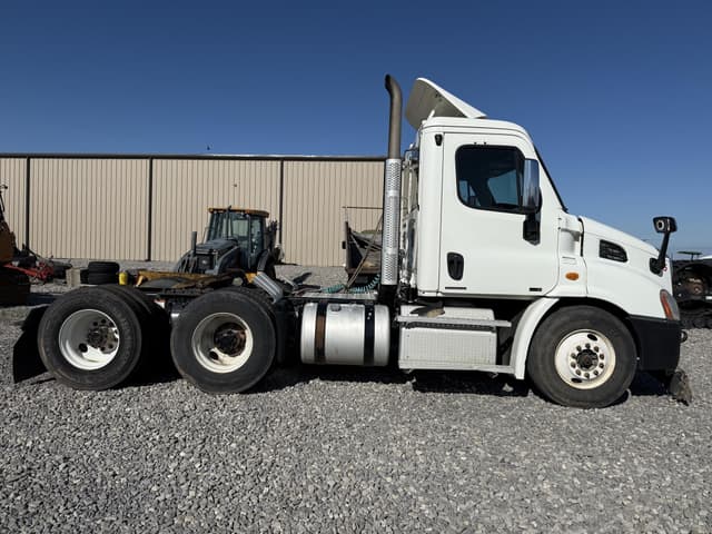 Image of Freightliner Cascadia 125 equipment image 4