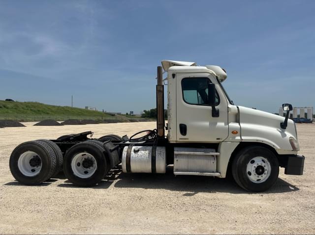 Image of Freightliner Cascadia 125 equipment image 3