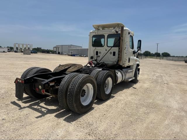 Image of Freightliner Cascadia 125 equipment image 4