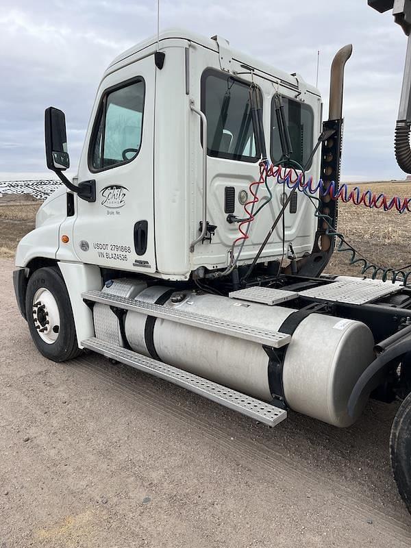 Image of Freightliner Cascadia 125 equipment image 2