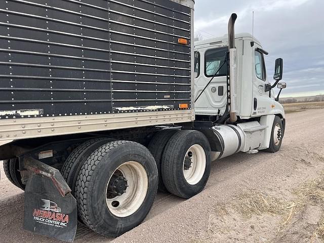 Image of Freightliner Cascadia 125 equipment image 3