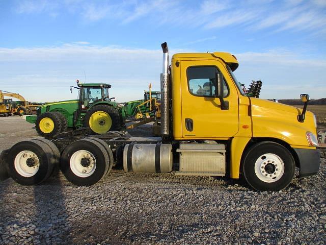 Image of Freightliner Cascadia 125 equipment image 3