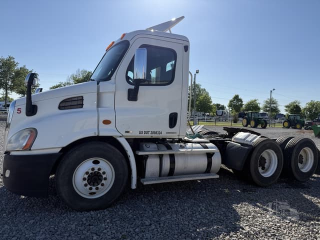 Image of Freightliner Cascadia 125 equipment image 2