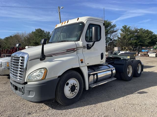 Image of Freightliner Cascadia 125 equipment image 2