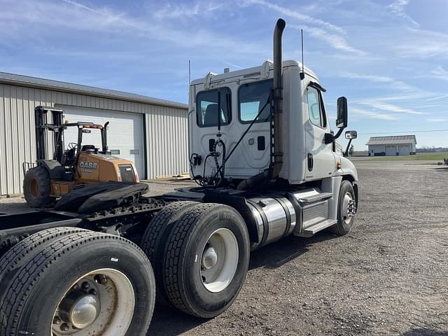 Image of Freightliner Cascadia 125 equipment image 3
