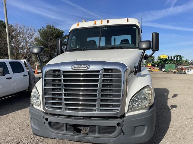 Image of Freightliner Cascadia 125 equipment image 4