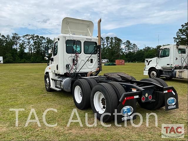 Image of Freightliner Cascadia 125 equipment image 2