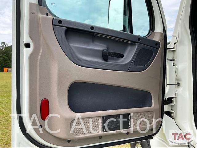 Image of Freightliner Cascadia 125 equipment image 4