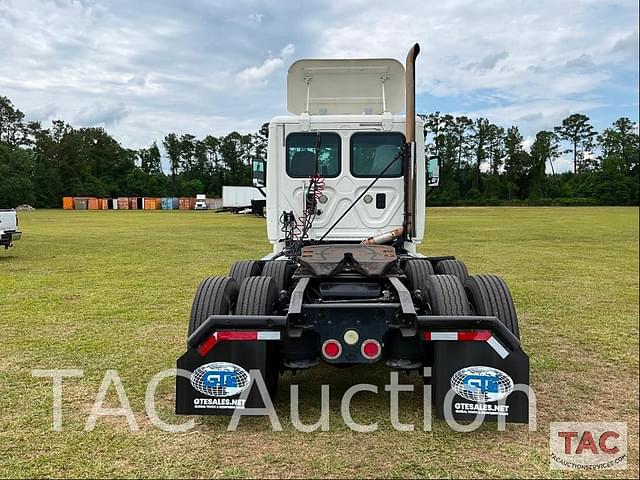 Image of Freightliner Cascadia 125 equipment image 3