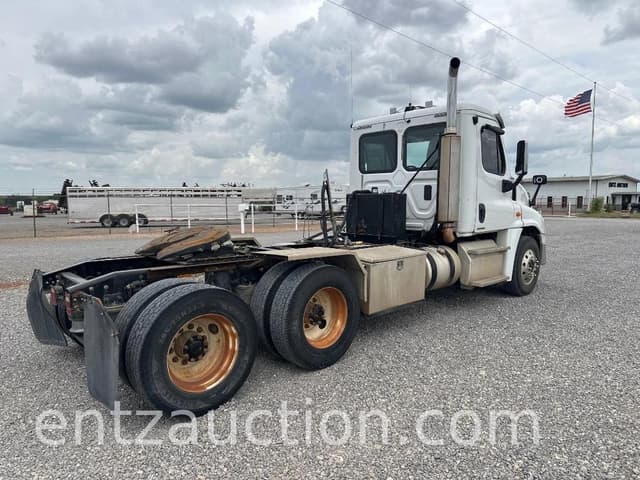 Image of Freightliner Cascadia 125 equipment image 4