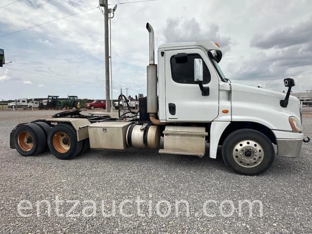 Image of Freightliner Cascadia 125 equipment image 3