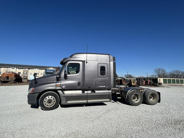 Image of Freightliner Cascadia 125 equipment image 3