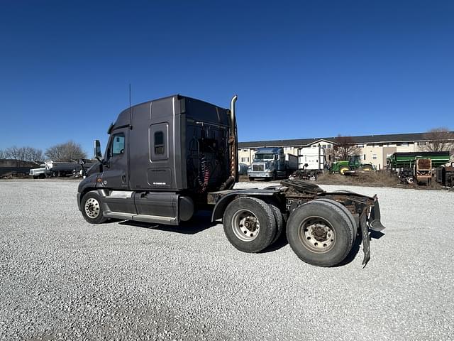 Image of Freightliner Cascadia 125 equipment image 4