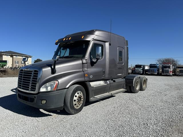 Image of Freightliner Cascadia 125 equipment image 2