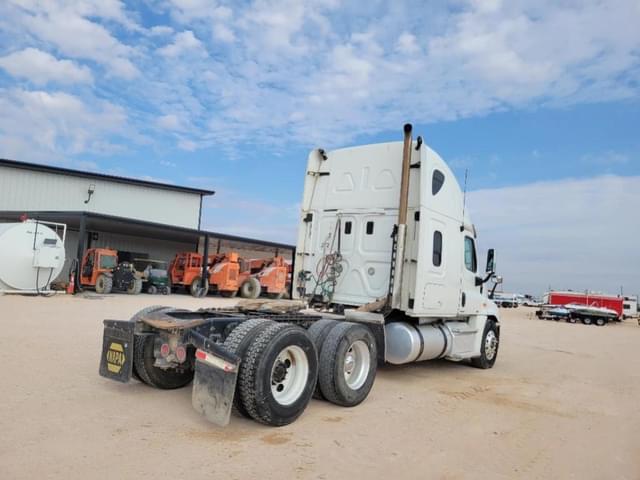 Image of Freightliner Cascadia 125 equipment image 4