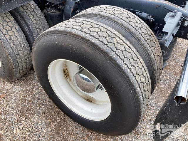 Image of Freightliner Cascadia 125 equipment image 3