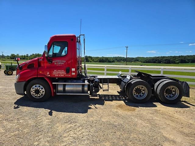 Image of Freightliner Cascadia equipment image 1