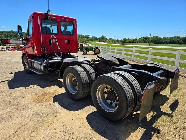 Image of Freightliner Cascadia equipment image 2