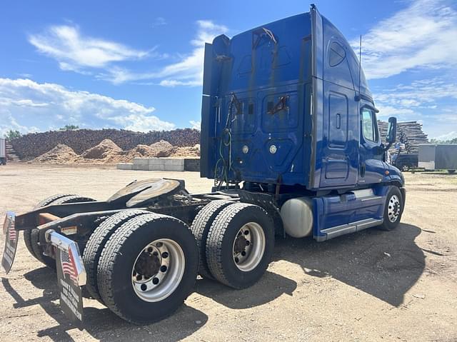 Image of Freightliner Cascadia equipment image 4