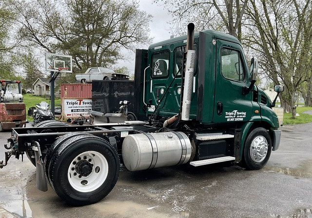 Image of Freightliner Cascadia equipment image 3